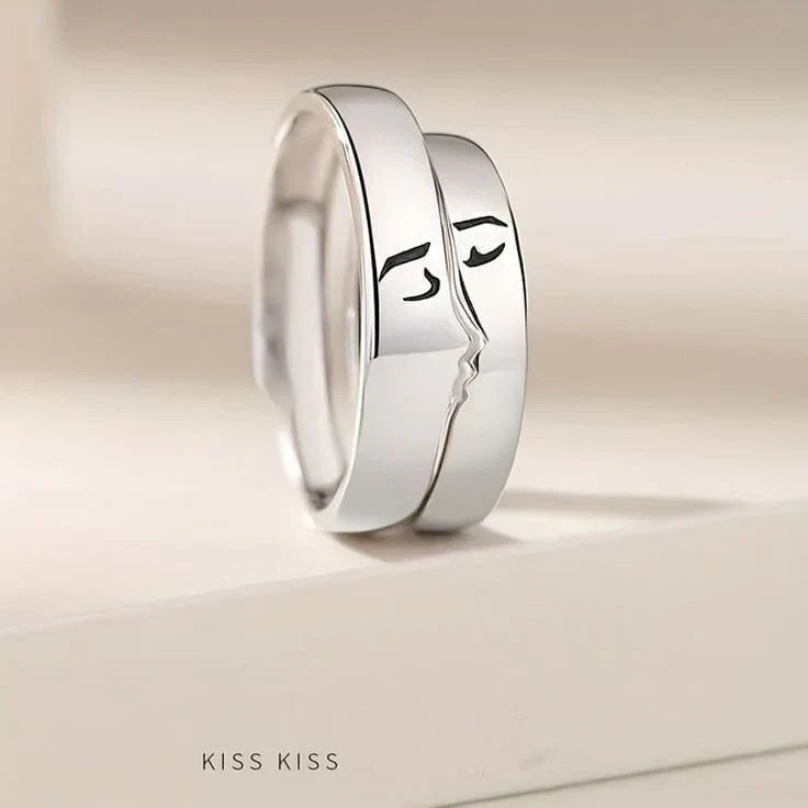 Two intertwined gold rings, part of the "Sweet Kiss" collection, symbolizing a loving connection between two individuals.